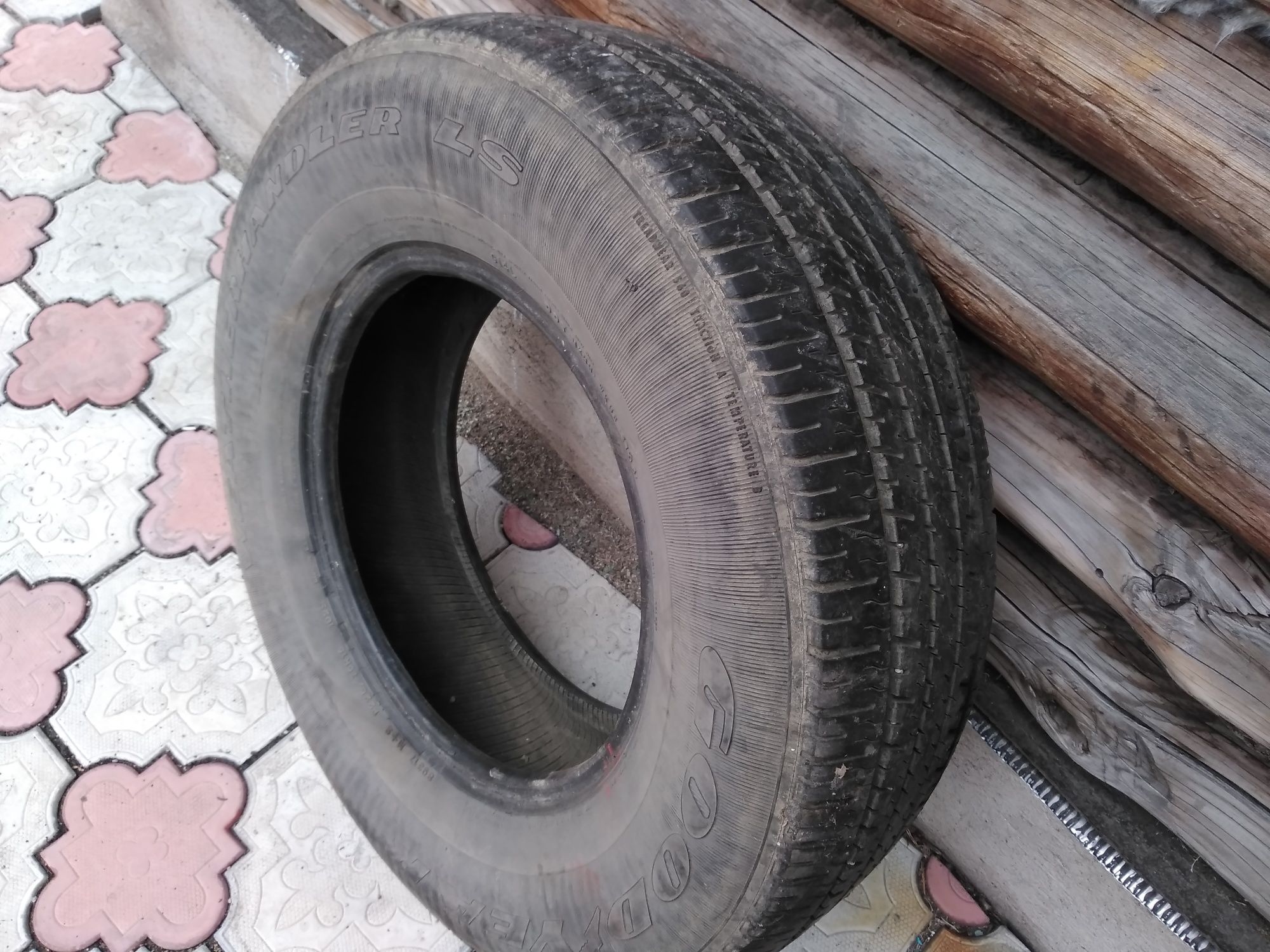 Продам 1 балон.в хорошем состоянии. Размер 225/75/15 состояние отл.