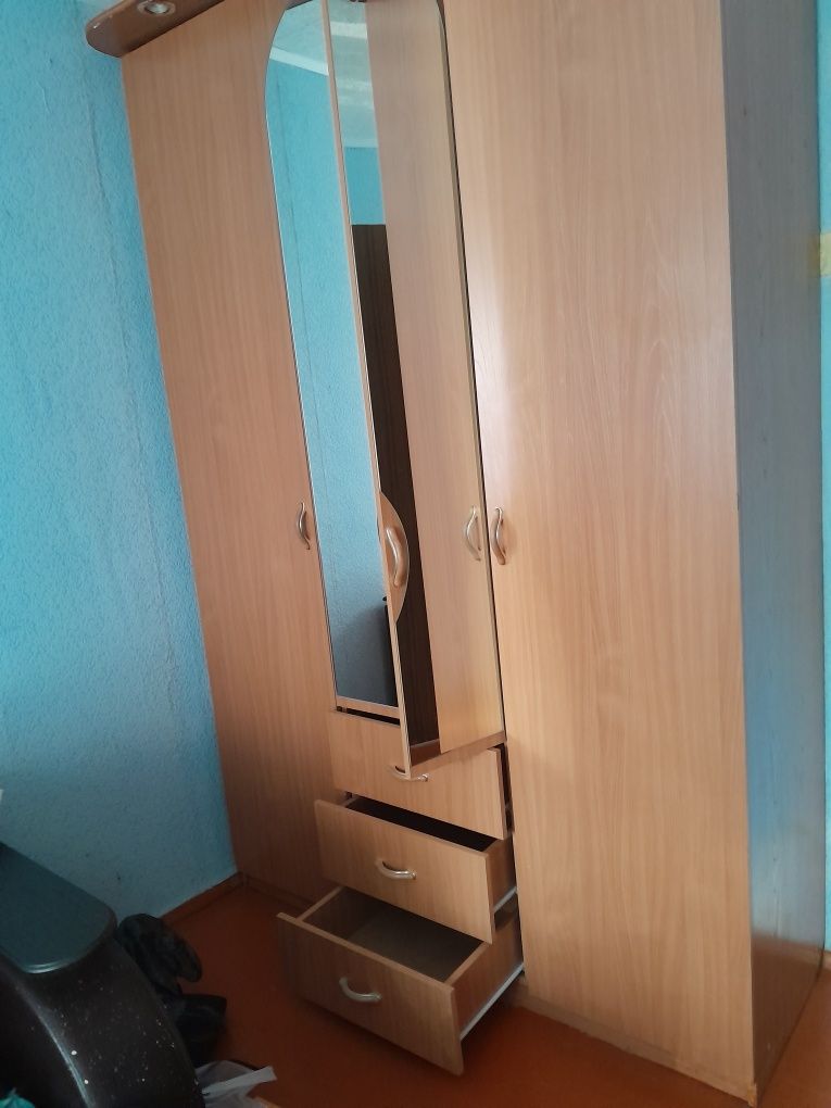 Продам платеной шкаф из трёх  секций в хорошем состоянии