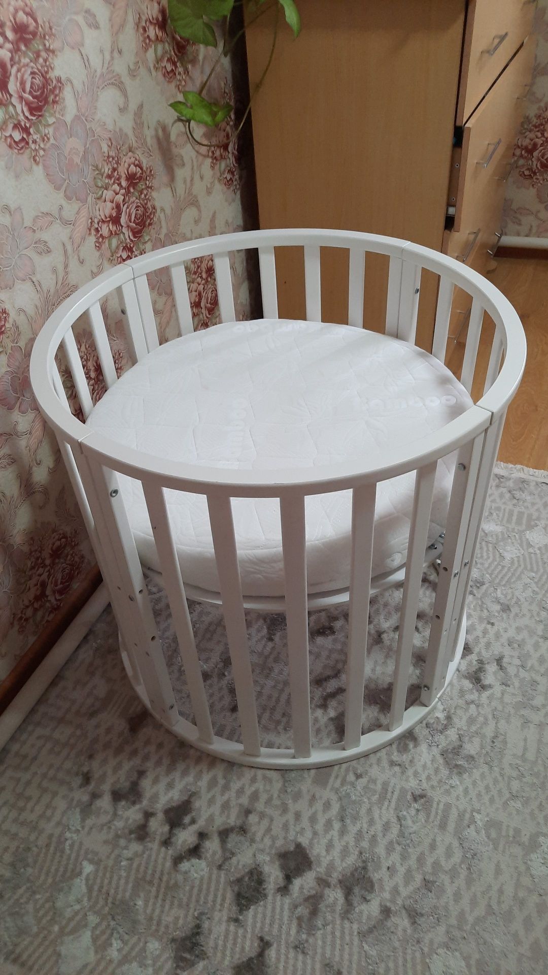 Продаётся круглая кроватка для новорожденного