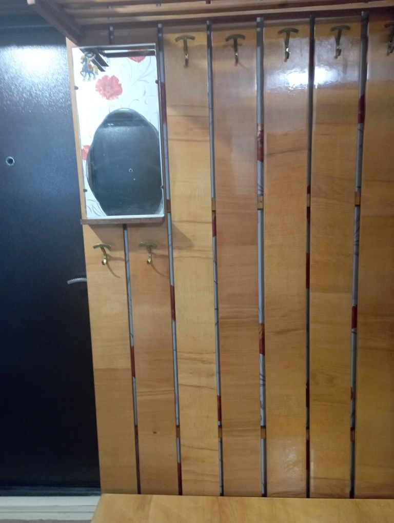 Продам прихожую вешалка.