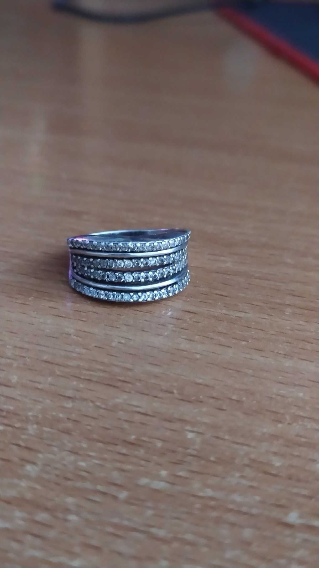 Продам серебряное кольцо 925 пробы