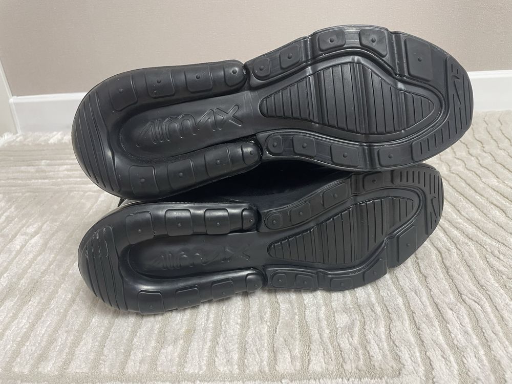 Продам кроссовки Nike 270