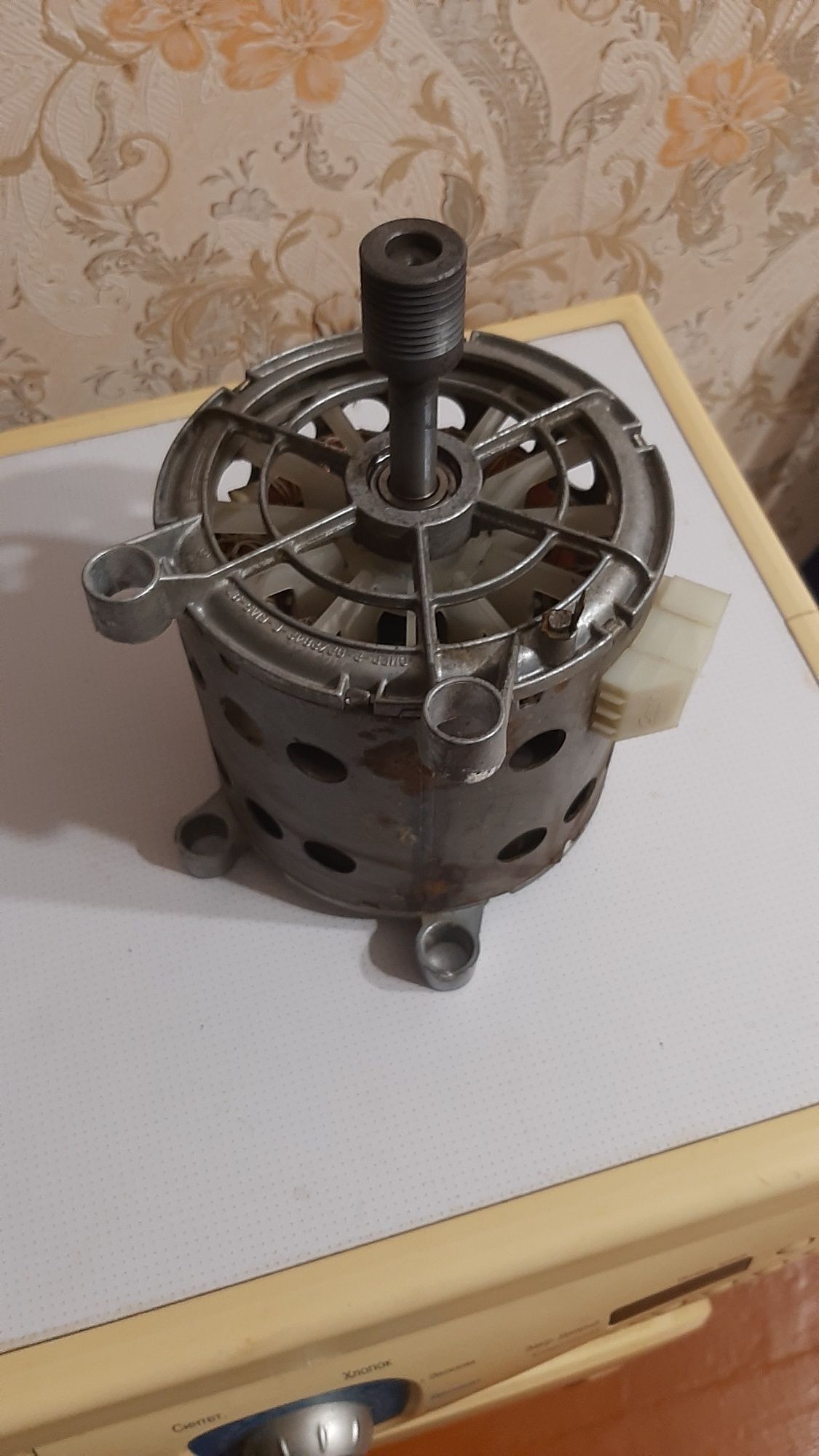 Продам асинхронный электромотор от стиральной машины Iberna,шланги .