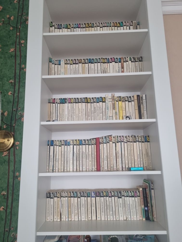 Срочно продам комплект книг " Классики и современники" в хорошем состо