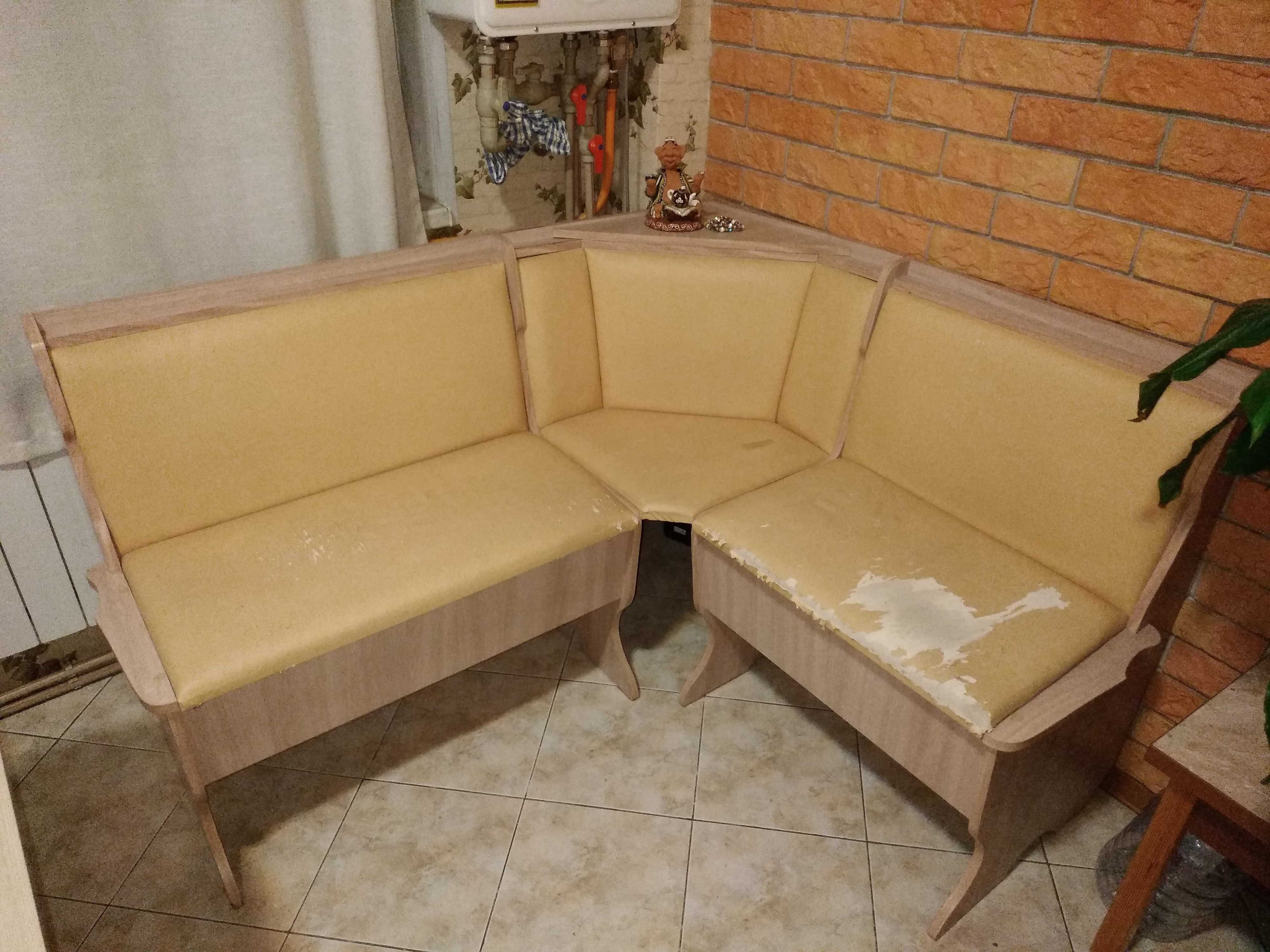 Продам б/у кухонный уголок + 2 табурета (ЛДСП) - самовывоз