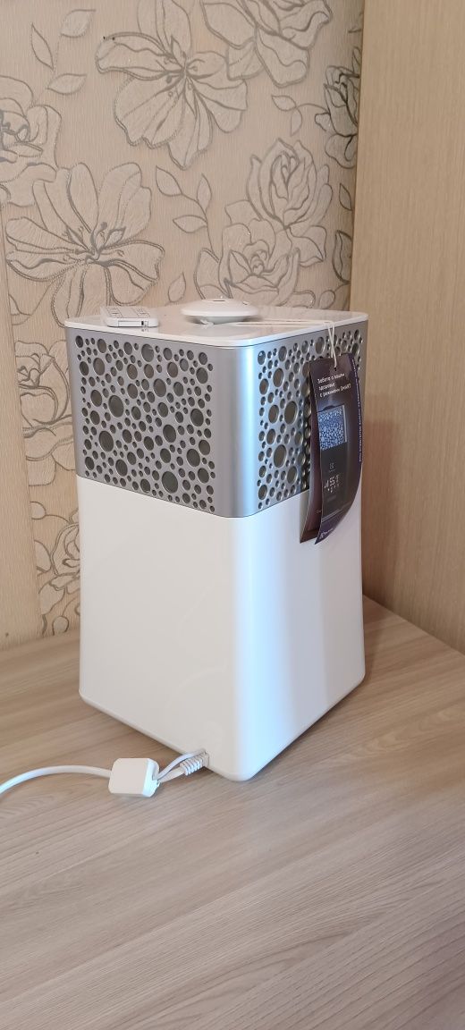 Увлажнитель воздуха Electrolux EHU-3715D белый