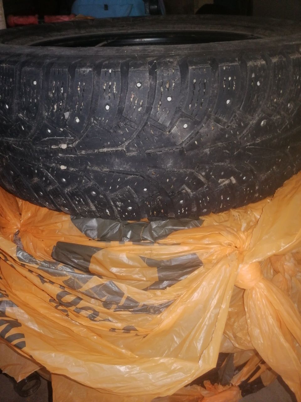Nokian hakkapeliitta 215 /65 R16