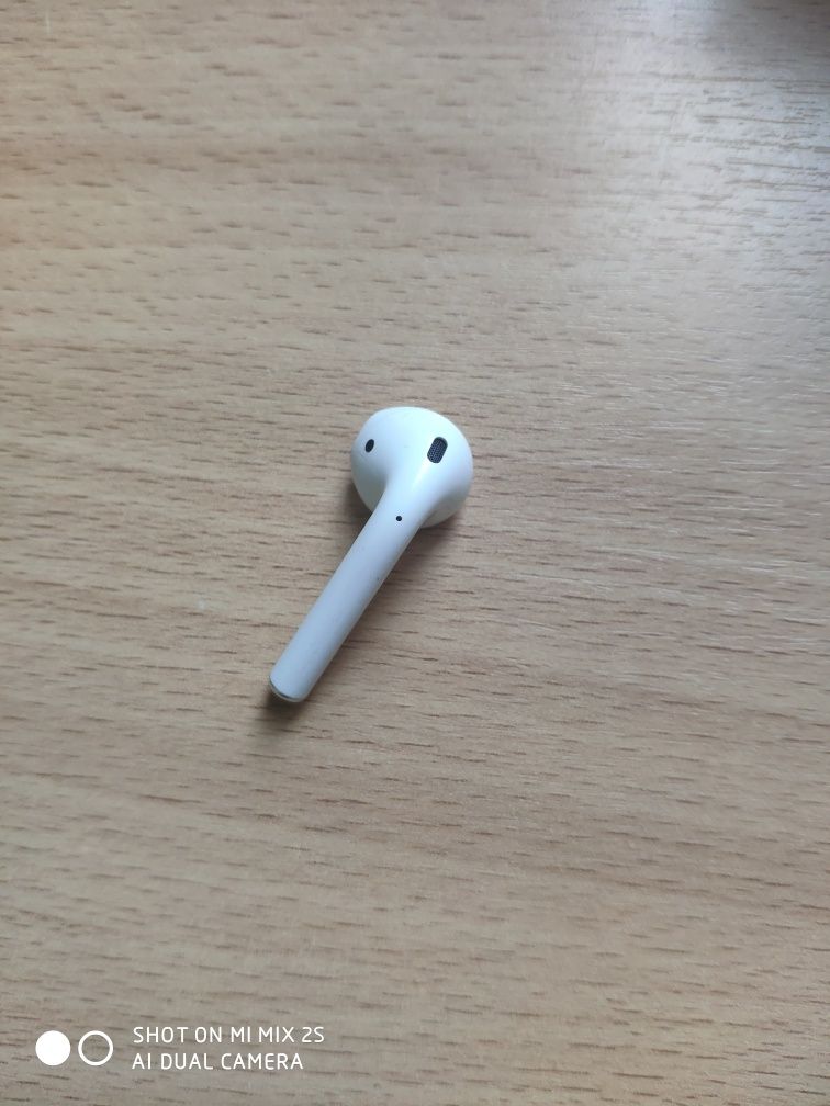 Левый ухо от airpods 2 оригинал