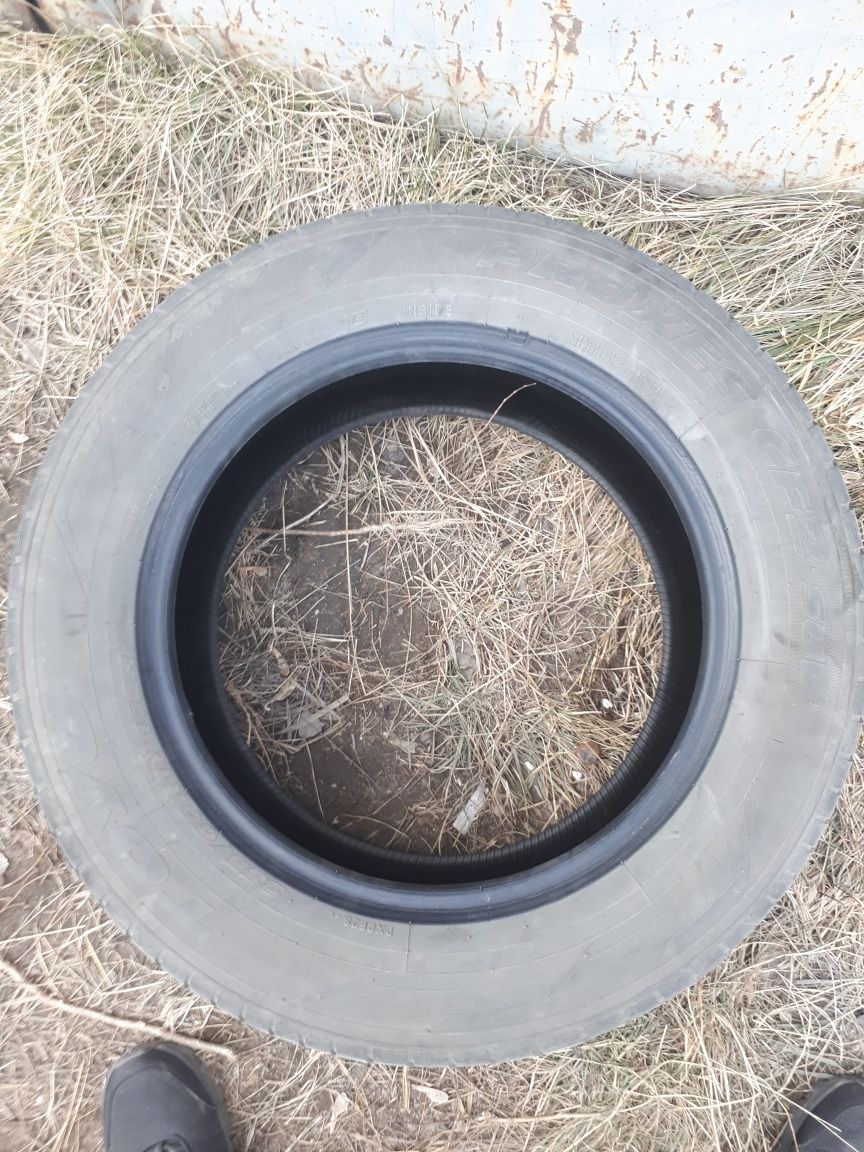 Продам б/у резину 235/60/17!!!