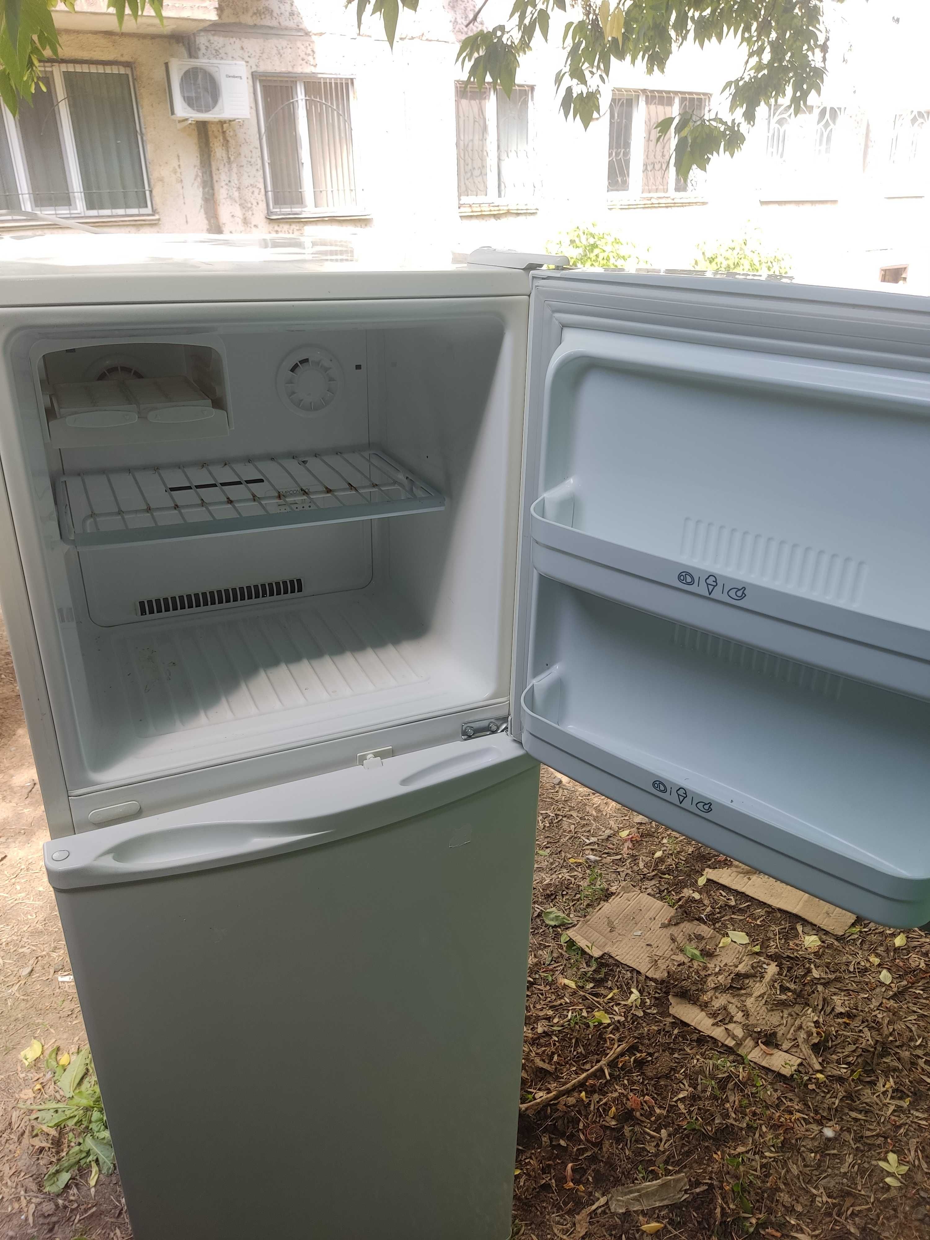 Холодильник LG 155см. Рабочий пооностью