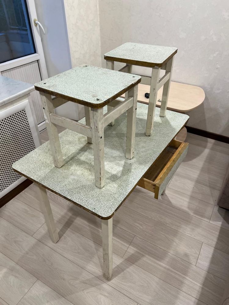 Стол со стульями