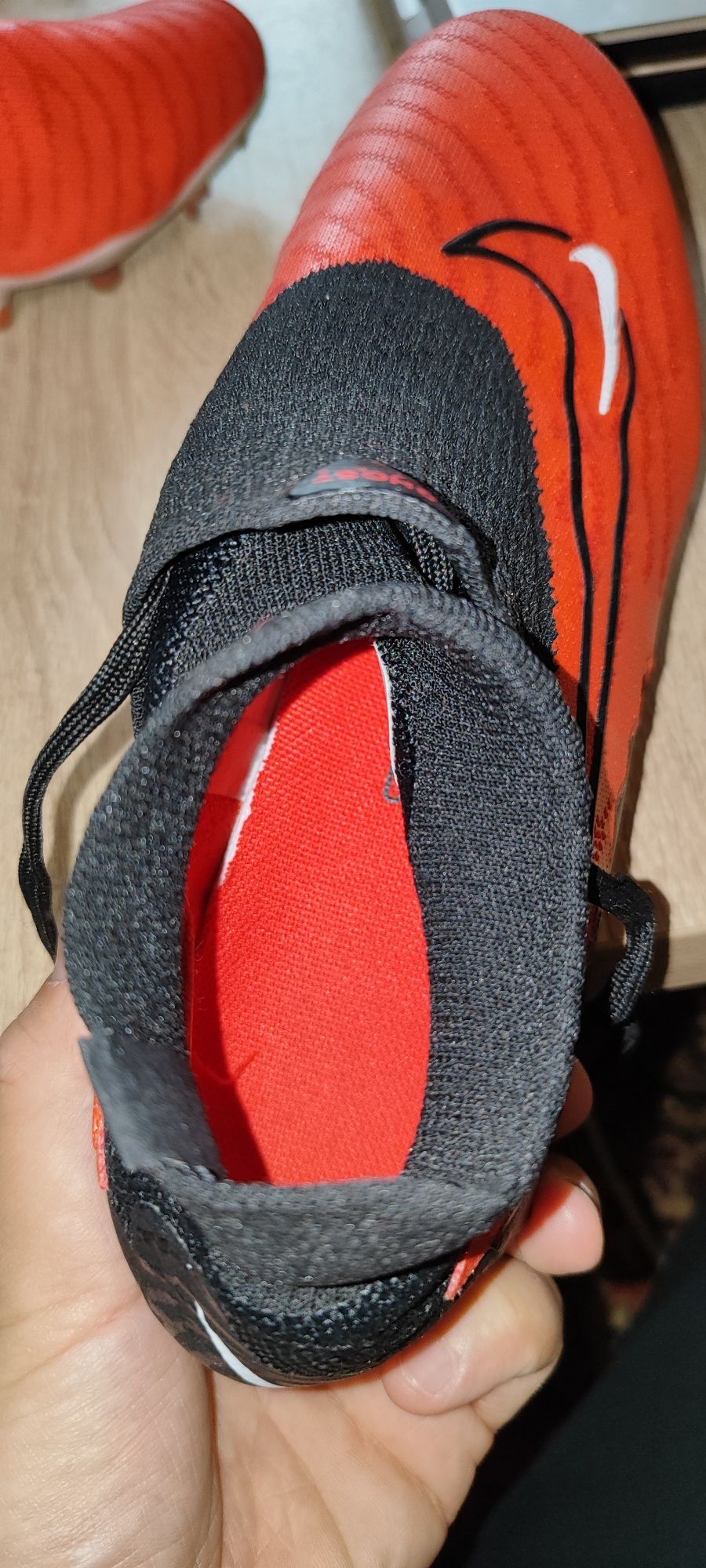 Продаю почти новые футбольные бутсыы Nike