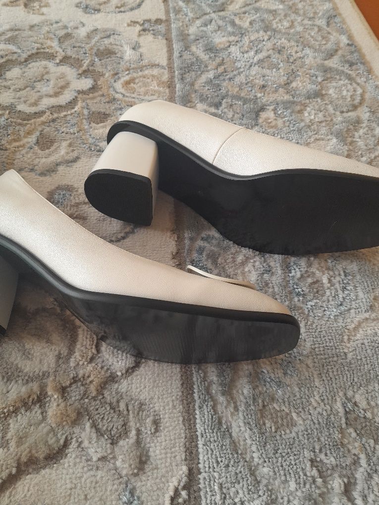 Женские туфли  срочно продам новые