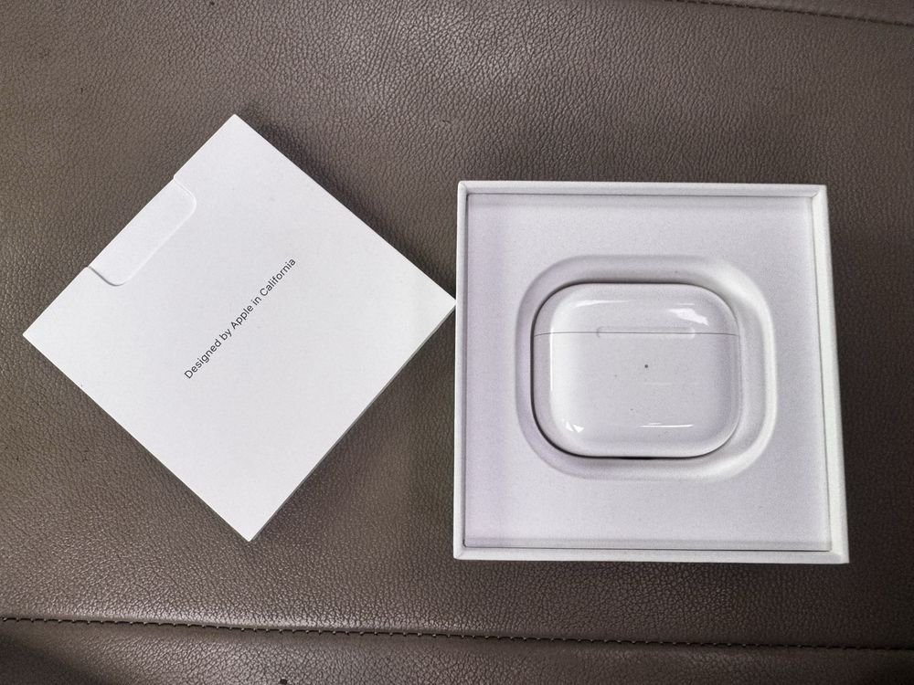 Продам кейс Airpods 3 (оригинал)