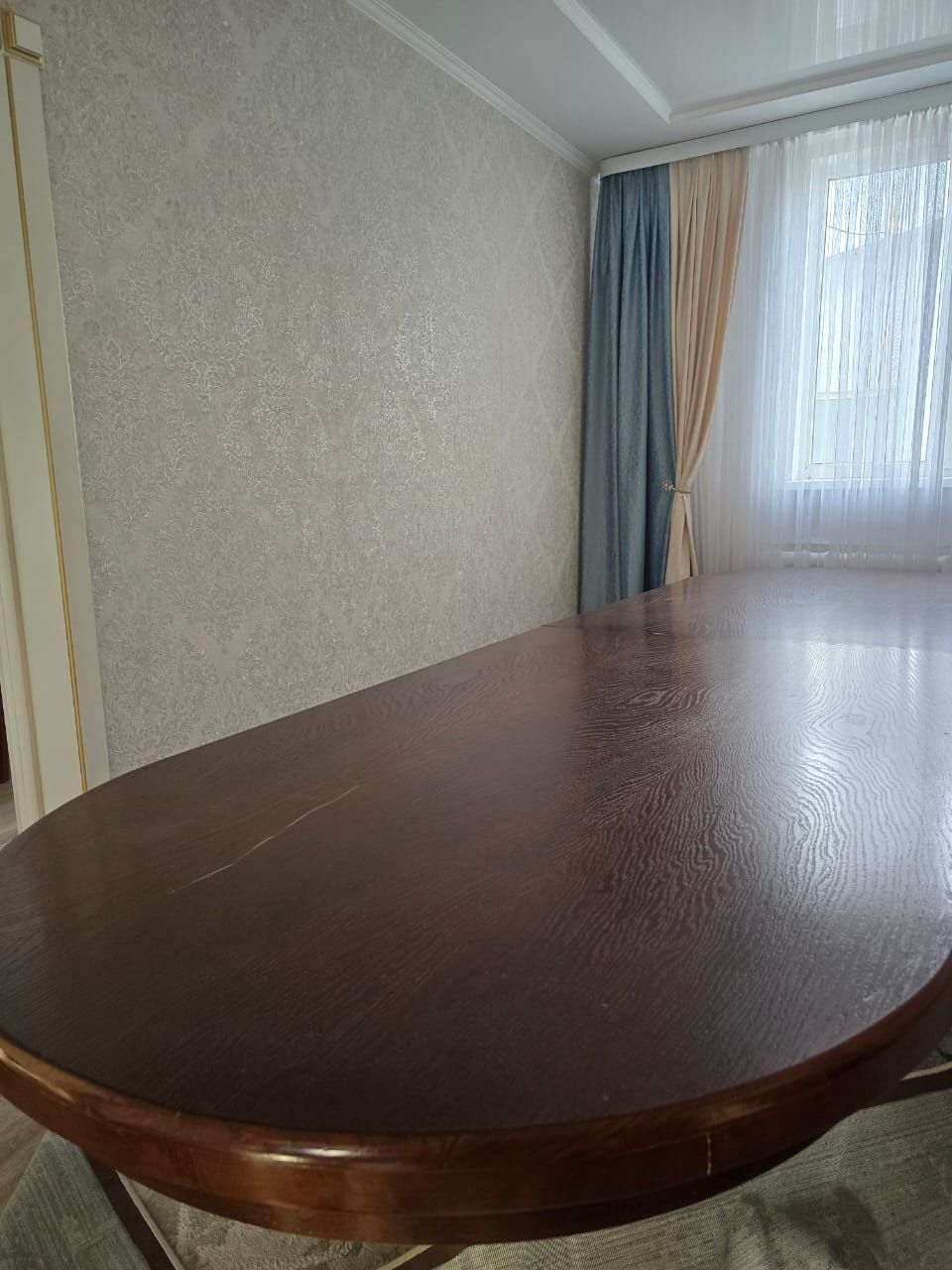 Стол для приема гостей