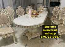 Крепкий удобный кухоный стол и стулья.