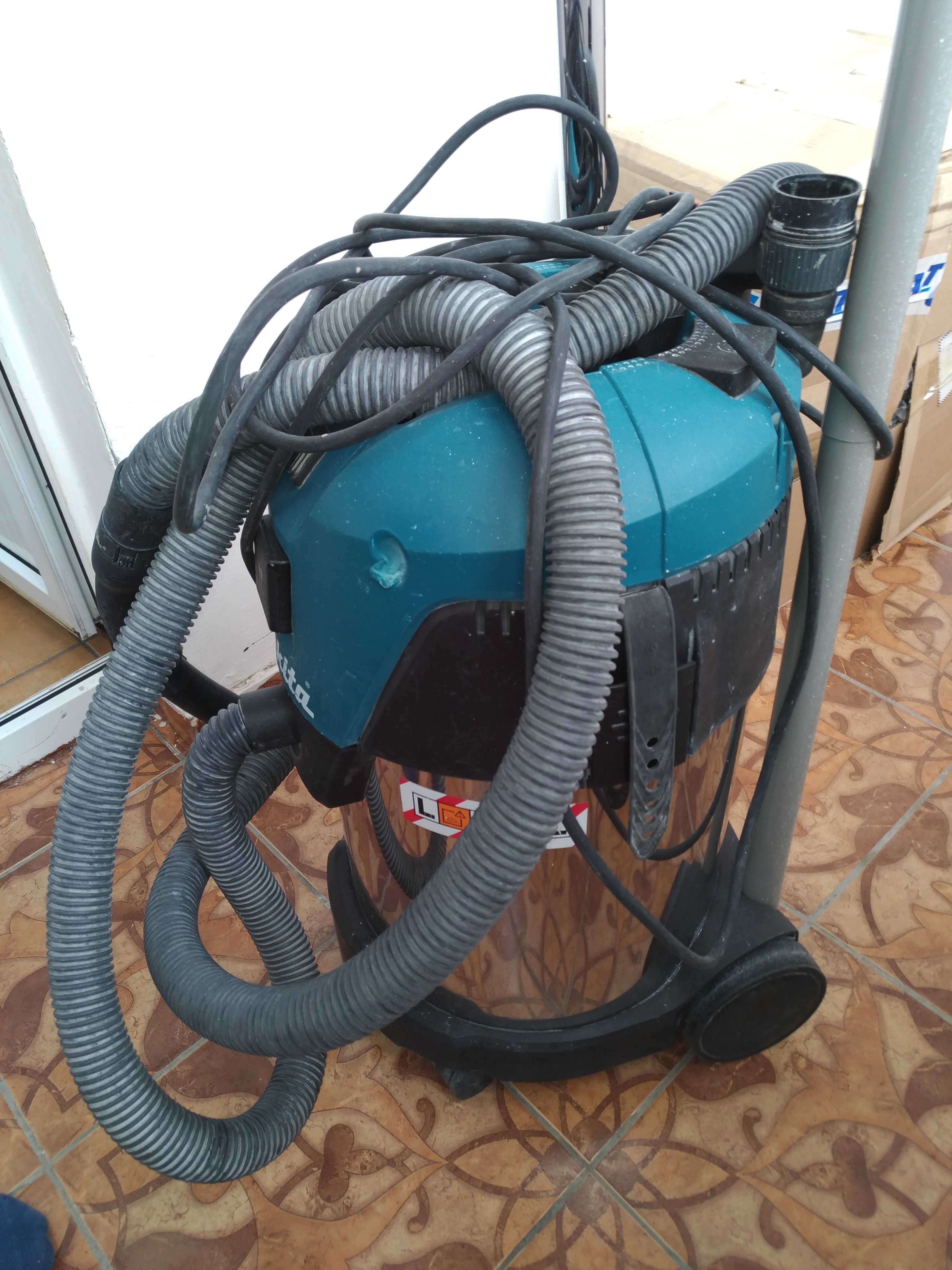 Строительный пылесос Makita VC3011L