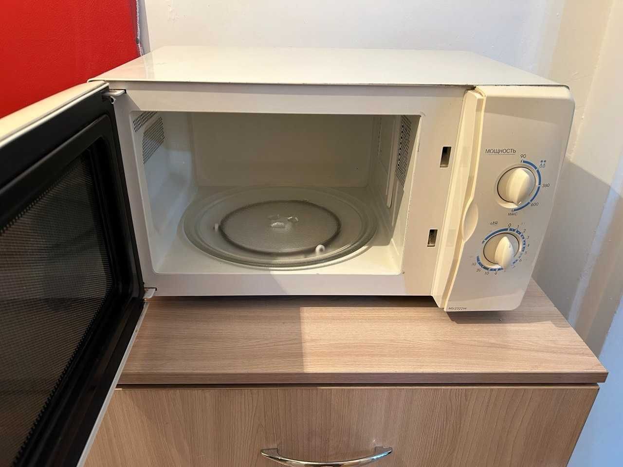 Микроволновка LG, стеклянная тарелка, рабочая