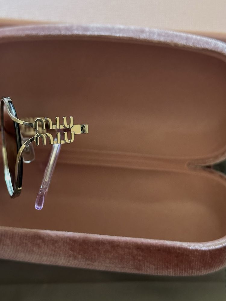 Стильные очки бренда Miu Miu