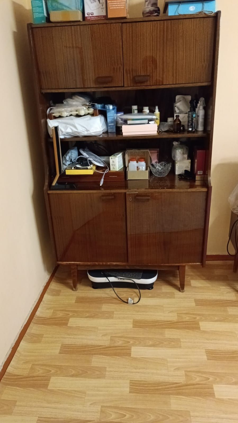 Отдам бесплатно серванта, отличного качества