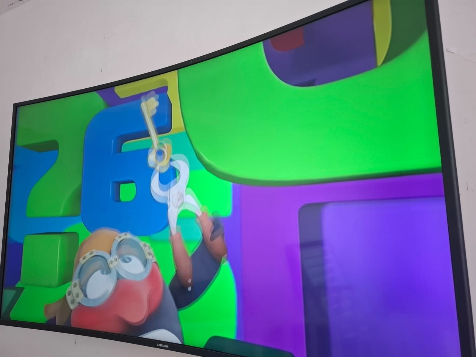 Телевизор Samsung с  smart TV и саундбаром в подарок