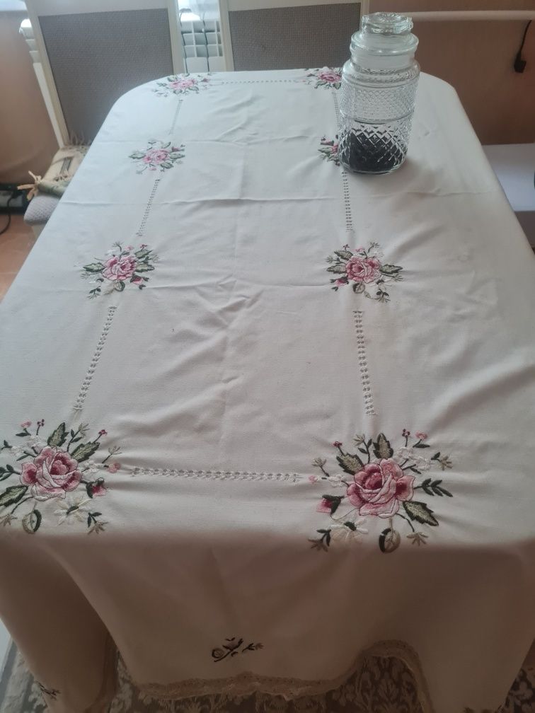 Продам плед за 4 000, одеяло. В подарок отдам скатерть.