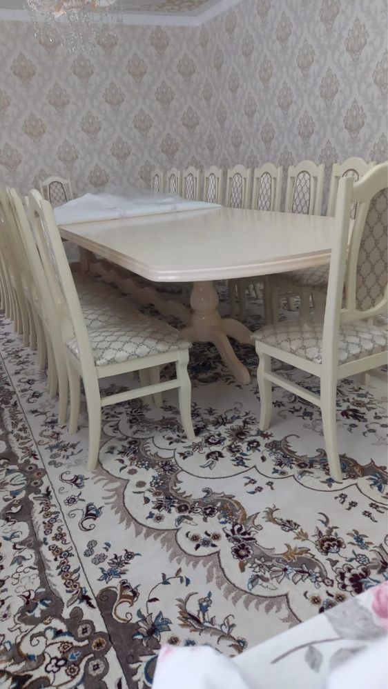 Гостиный стол и стулья