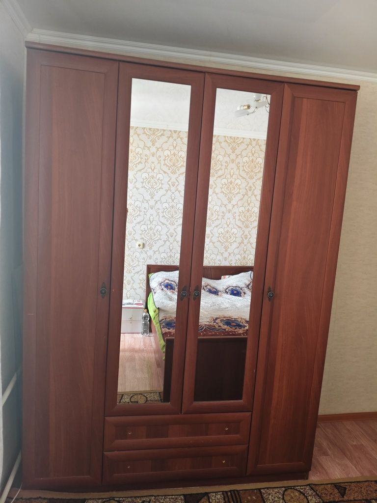Продам шкаф горку прихожую кухню