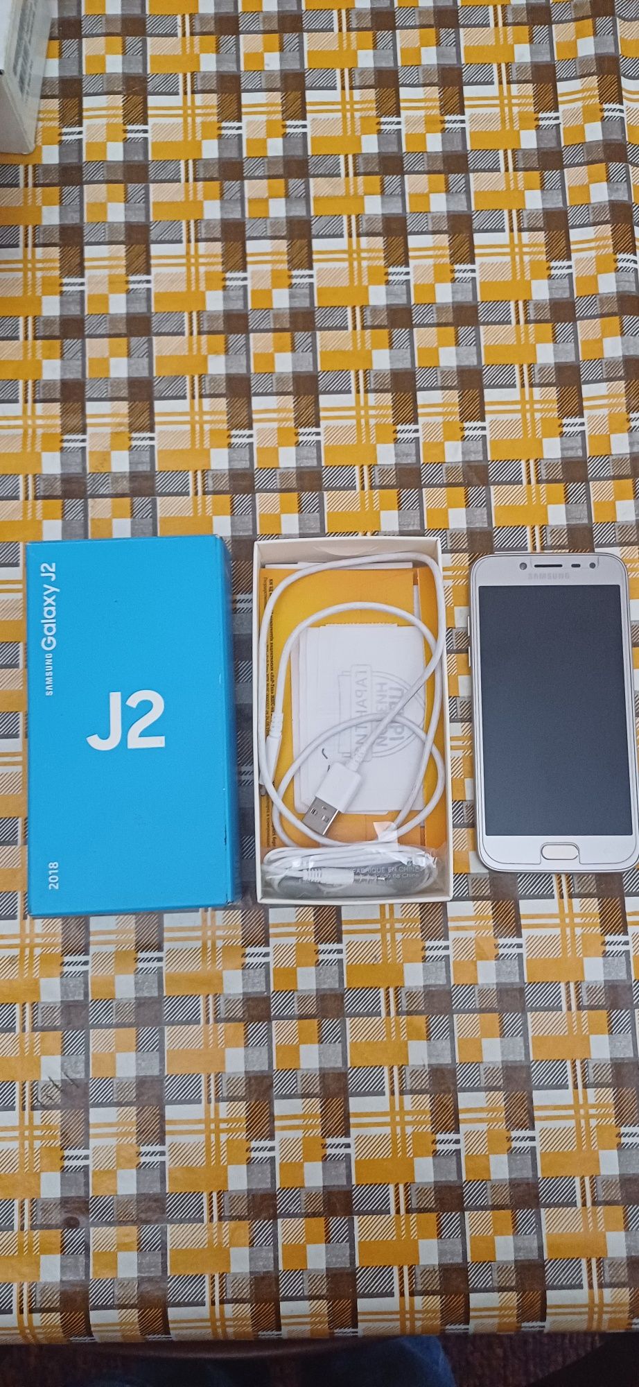 Продам телефон J2 в отличном состоянии.