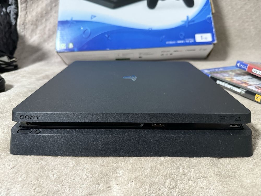 Продам PlayStation4 Slim
