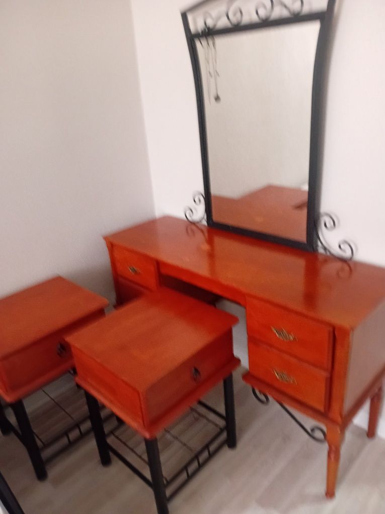 Продам кровать и 2 тумбы, тумба с зеркалом