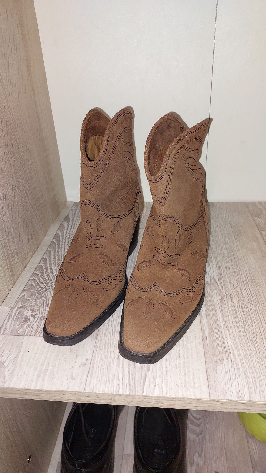 Продам казачки из натуралтной замши