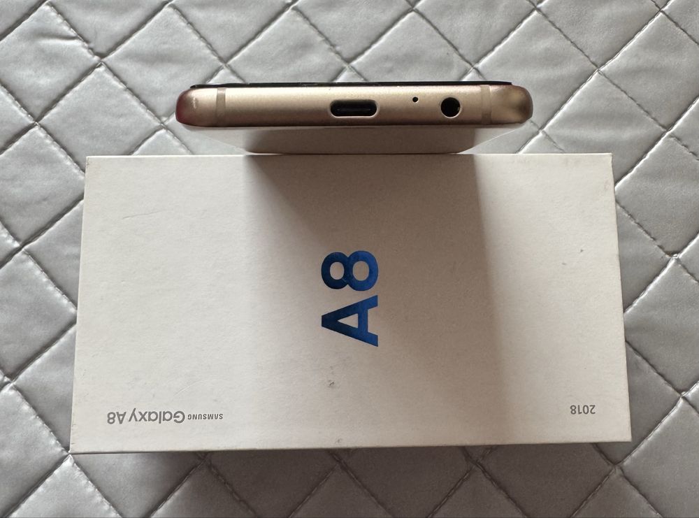 Смартфон SAMSUNG A8