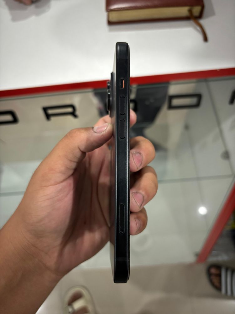 iPhone 15  без сколов и трещин