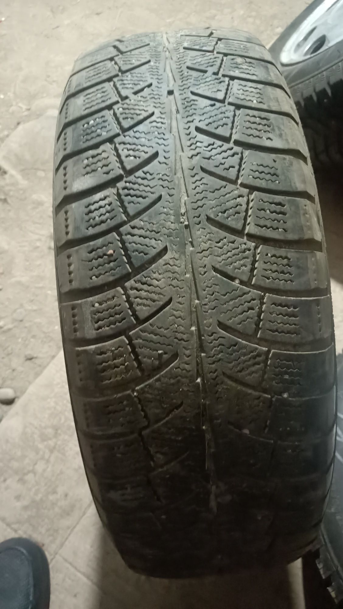 Продам комплект шины с дисками на 195/65 R 15 диски универсальный торг