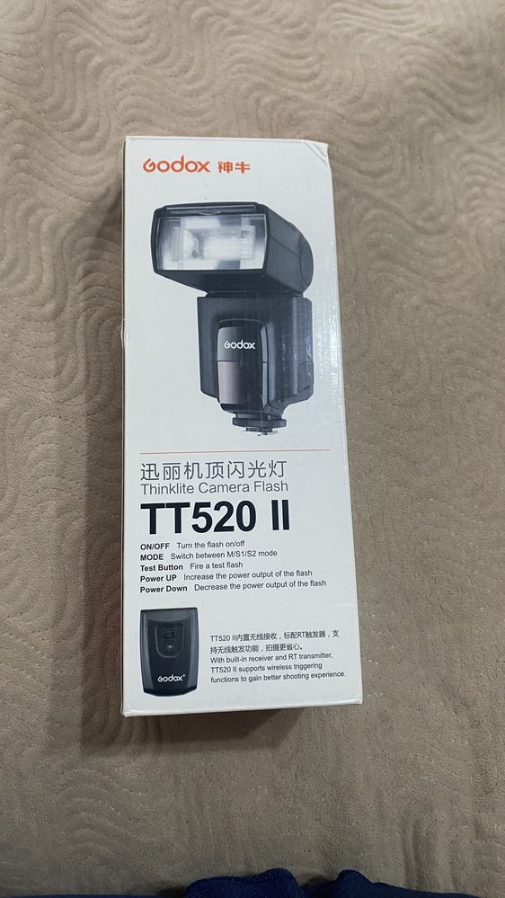 Фотоаппарат Canon 2000D с двумя объективами и со вспышкой