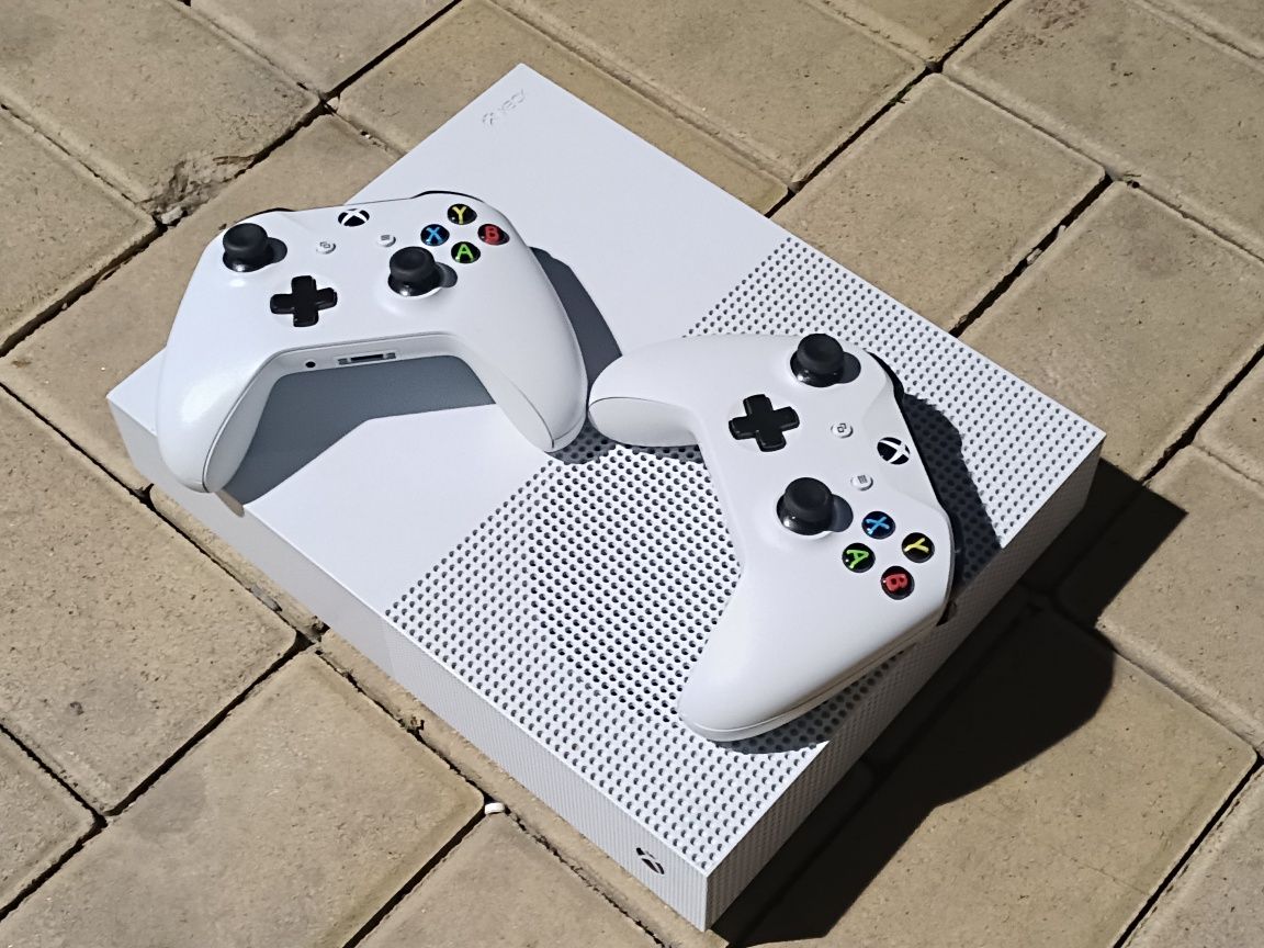 Xbox One S 1TB + 2 геймпада + 9 игр + аккаунт (оригинал)