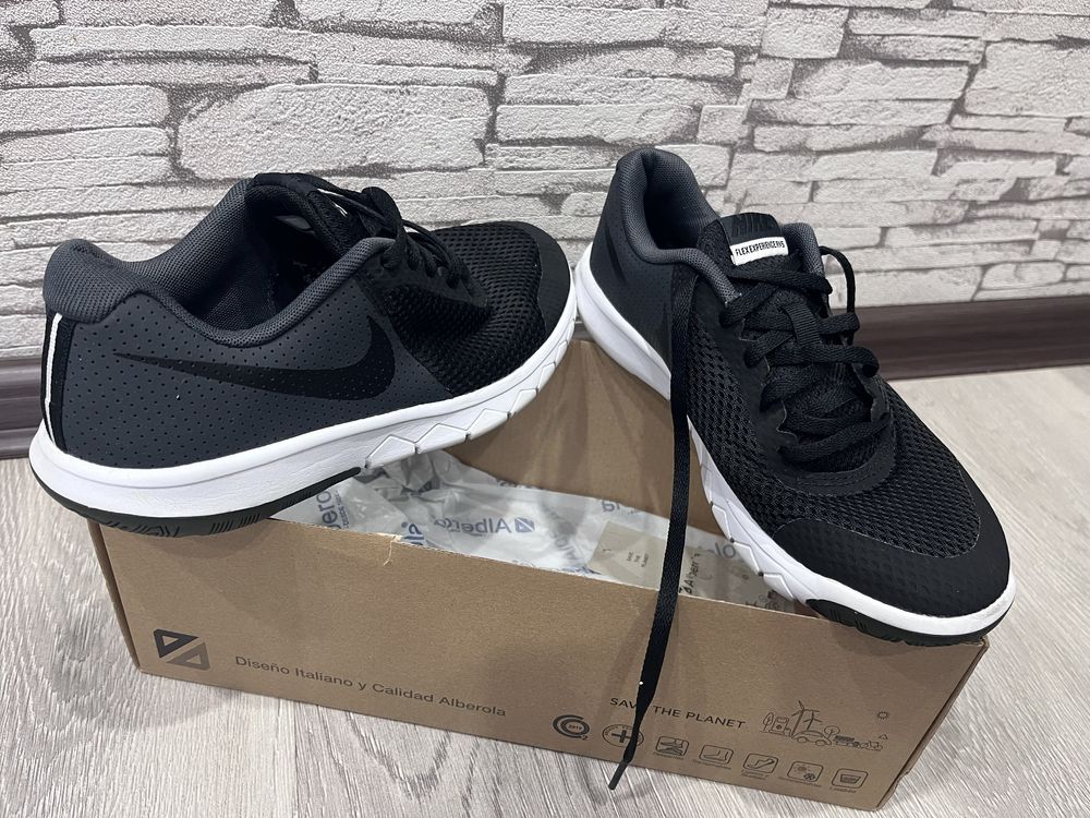 Кроссовки женские Nike р-р 37.5 (маломерят)