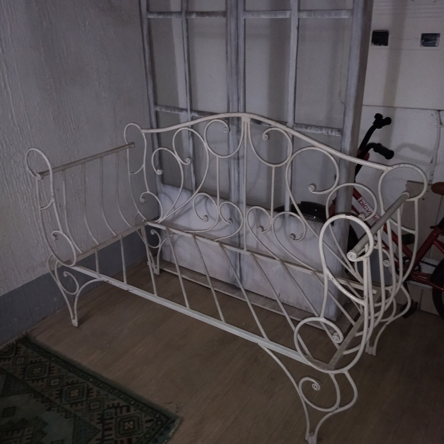 Продам кованую скамейку в идеальном состоянии
