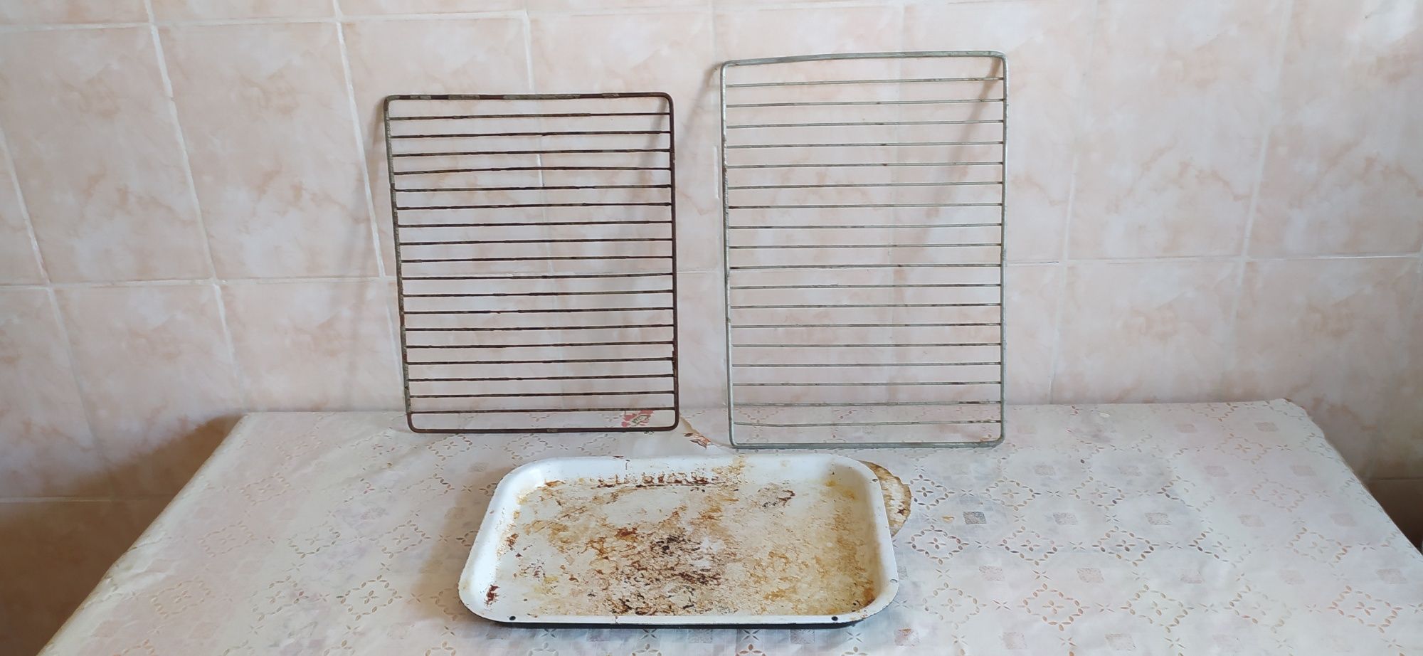 Продам противень эмалированный  то , решётки 2 шт.