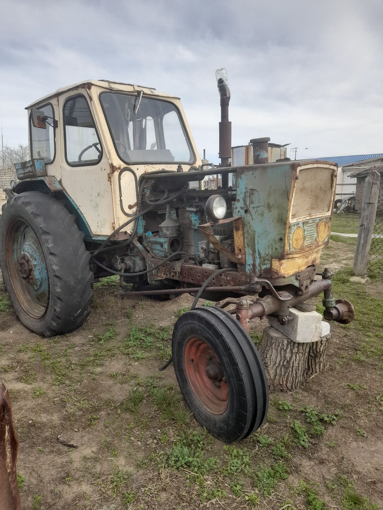 Продам трактор  Юмз 6 по запчастям