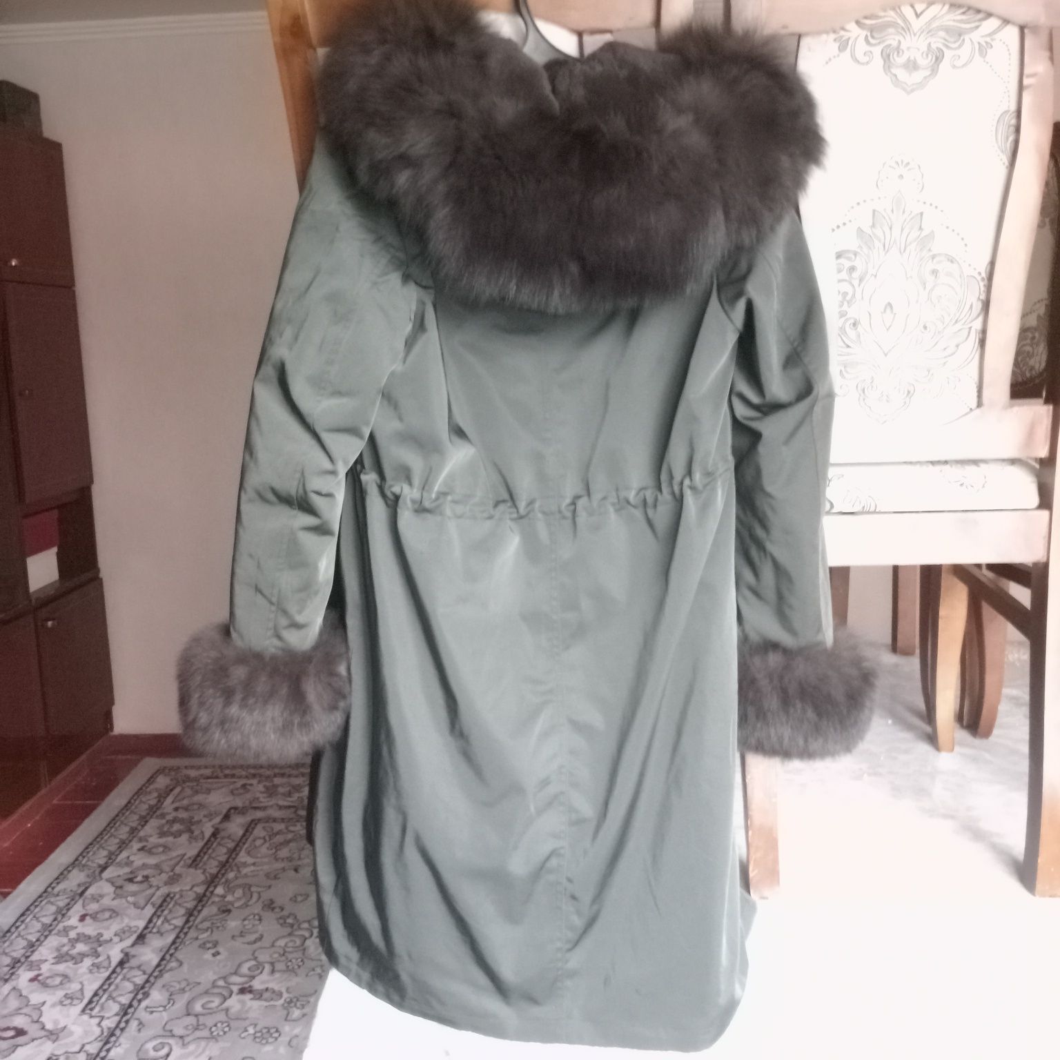 Продается парка. Почти новая. Натуральный мех
