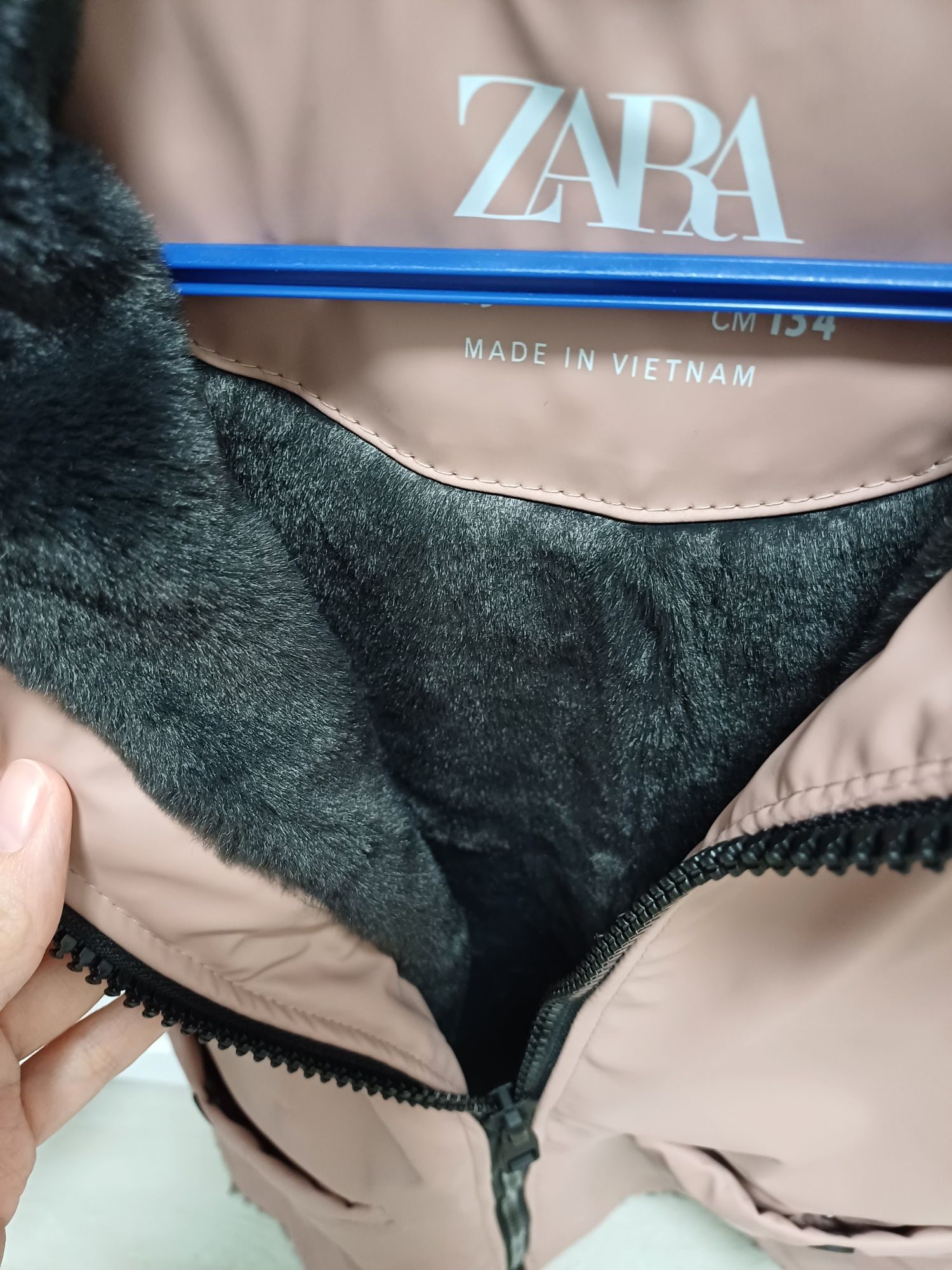 Продам демисезонную куртку на девочку