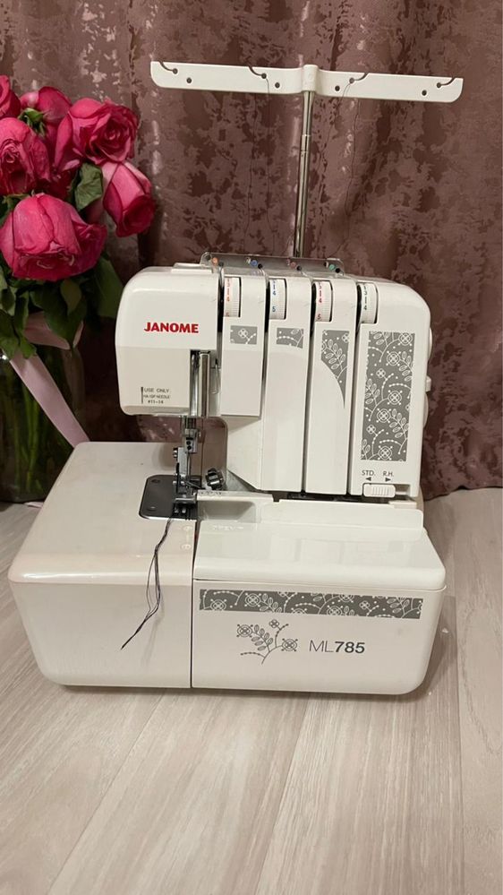 Оверлок машинка janome