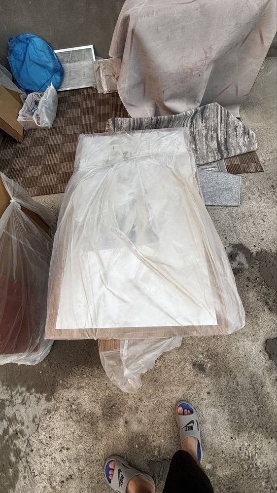 Продам прихожку с тумбочкой и зеркалом
