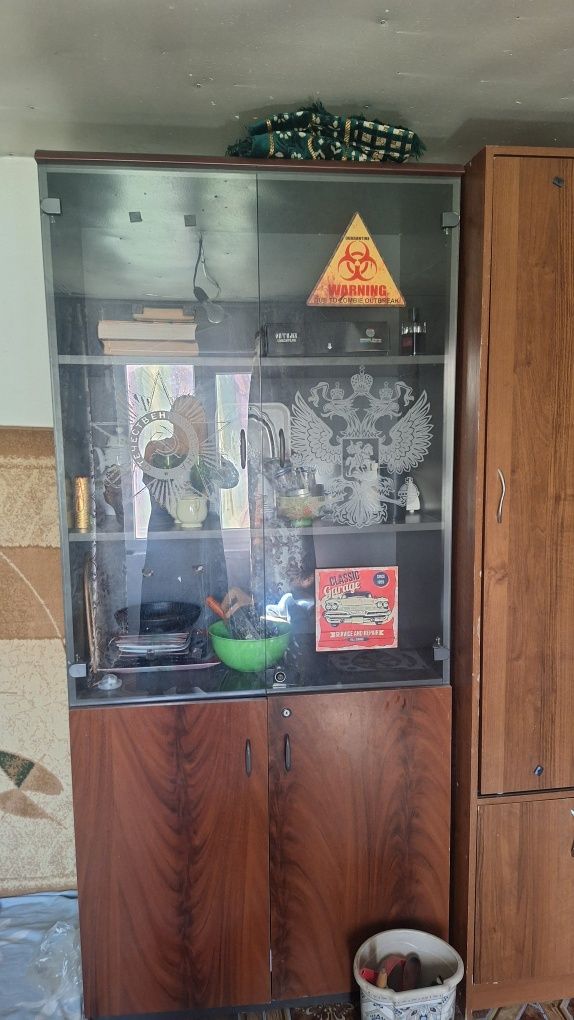 Продам сервант самовывоз