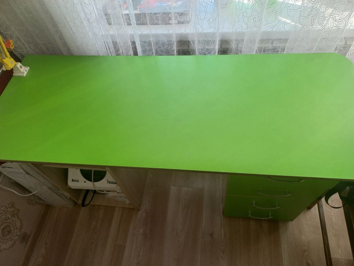 Продам столик маникюрный