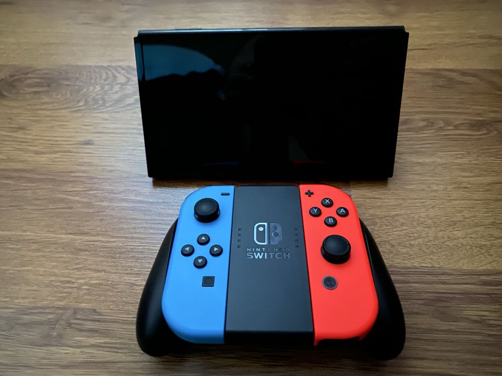 Продаю необычную Switch OLED