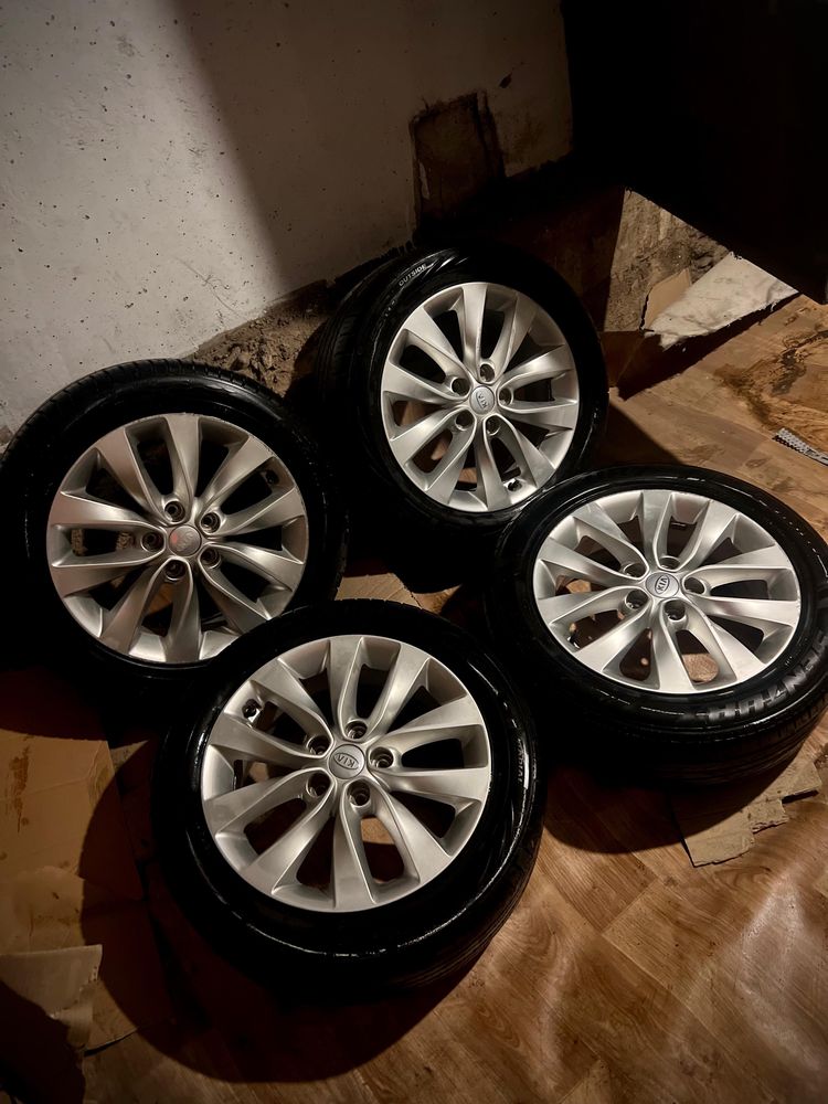 Продам комплект дисков с резиной  KIA