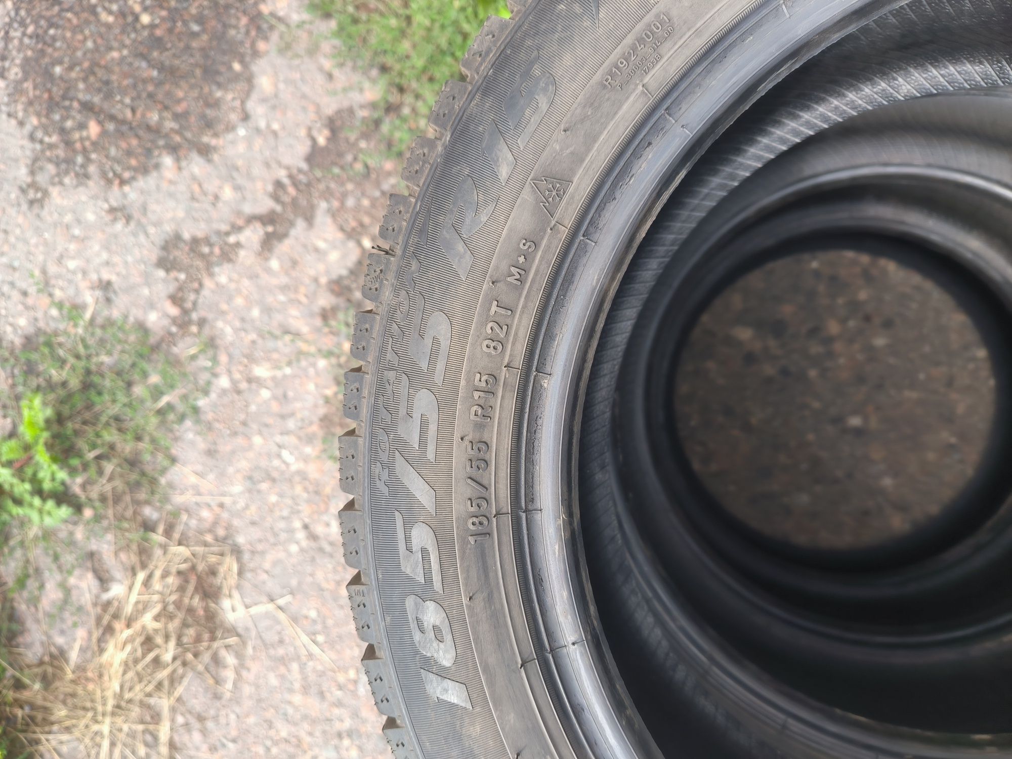 Продам шипованную резину r 15